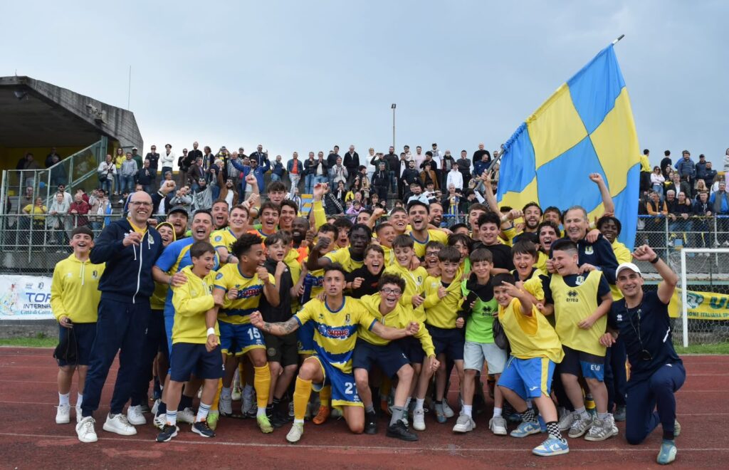 La squadra saluta i tifosi durante i festeggiamenti
