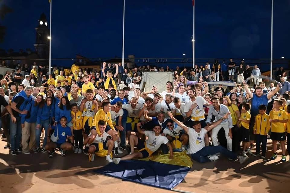 Festeggiamenti gialloblù in piazza a Cairo Montenotte
