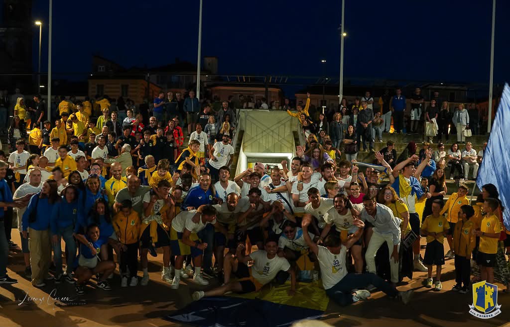 Tifosi gialloblù durante la festa della squadra