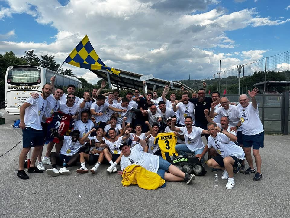 L’A.S.D. Cairese celebra la vittoria del campionato di Eccellenza