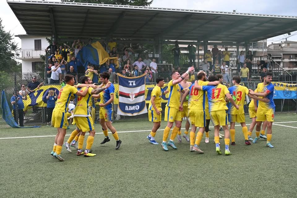 La squadra della Cairese celebra la vittoria a Terni